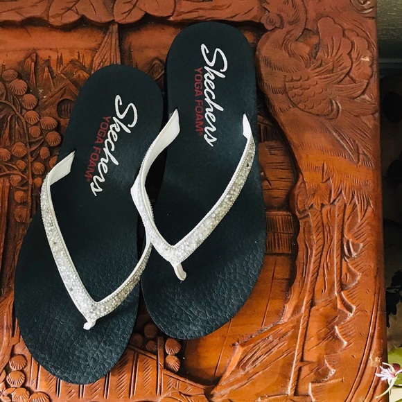 skechers silver flip flops